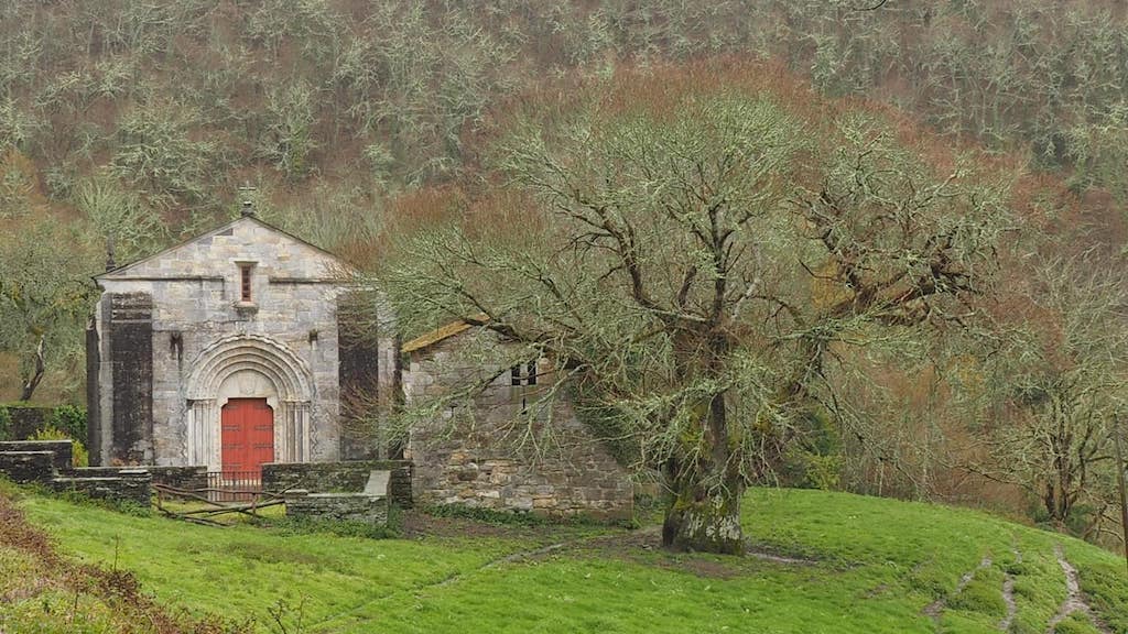 A igrexa de San Pedro Fiz de Hospital (fin. do XII), é unha das deliciosas sorpresas que nos depara o románico en Galicia