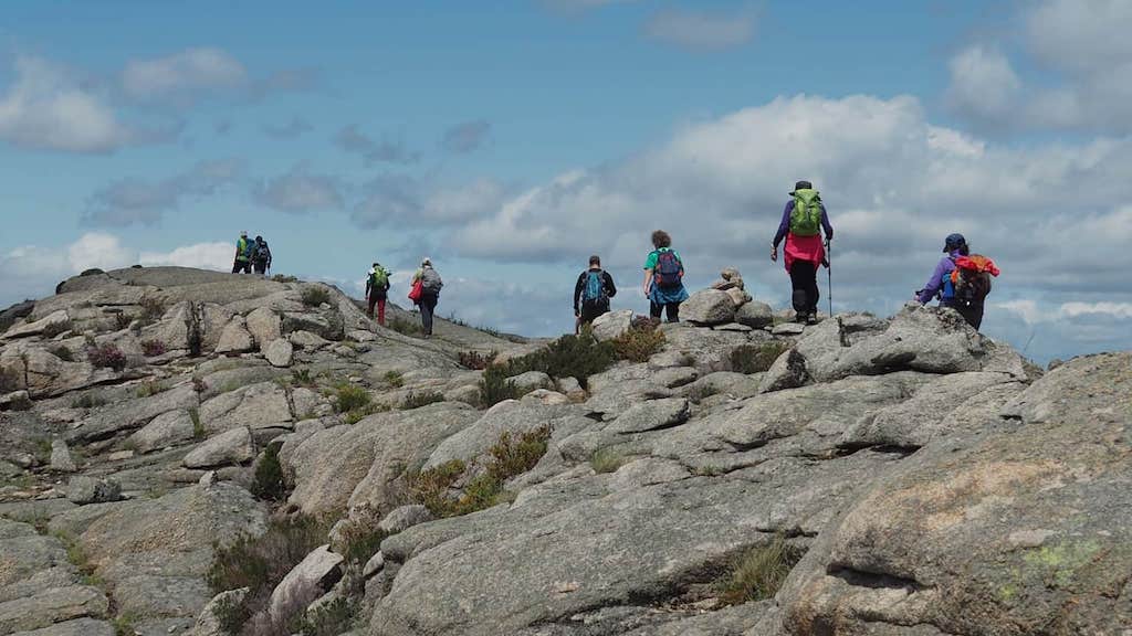 Iniciamos a baixada por unha paisaxe rochosa sorprendente, onde os fitos da montaña son os nosos guías