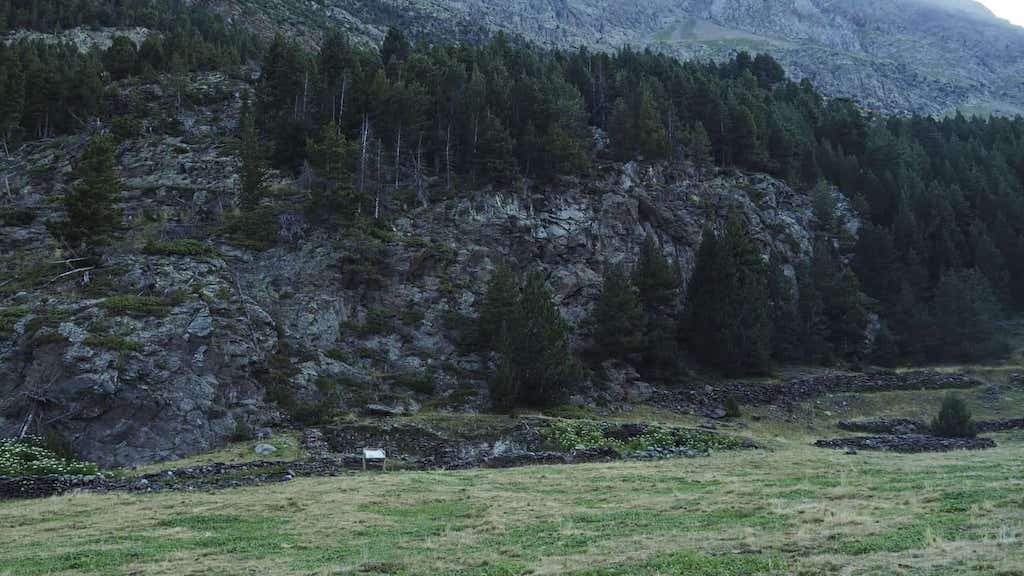 Restos da segunda, terceira e cuarta ubicación do hospital de peregrinos Portillón de Benasque. Pico Salbaguardia
