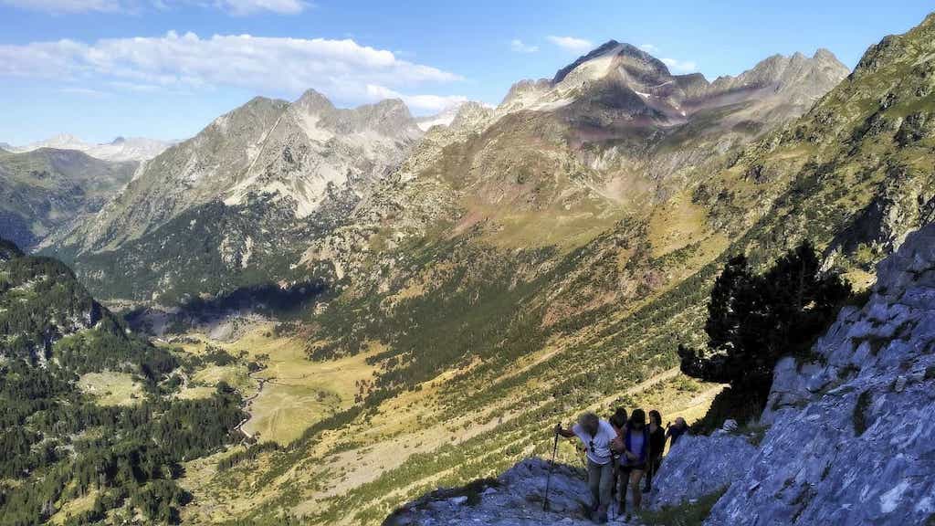 Paso pola Pena Bllanca. Neste treito pasamos polos tramos nos que foi tallado o camiño na rocha. Foto de Jaime Portillón de Benasque. Pico Salbaguardia