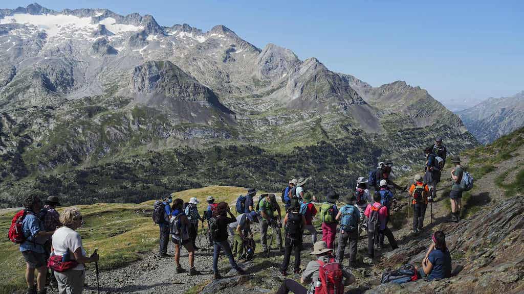 Antes de baixar ata a pequena chaira onde están os restos da Casa Cabellut, hai que decidir quen sube ao Salbaguardia Portillón de Benasque. Pico Salbaguardia